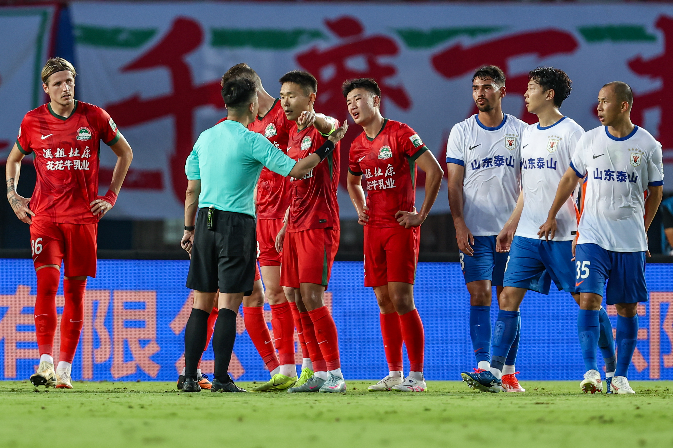 九游体育入口-雷速评审团:河南2-2泰山主裁&VAR多次抢镜,你认为判罚正确吗?