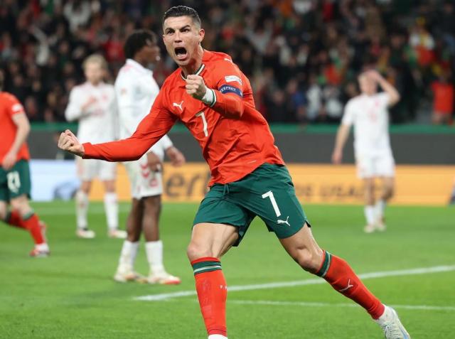 比分直播-C罗怼记者：提了问题请看着我，别盯着电脑