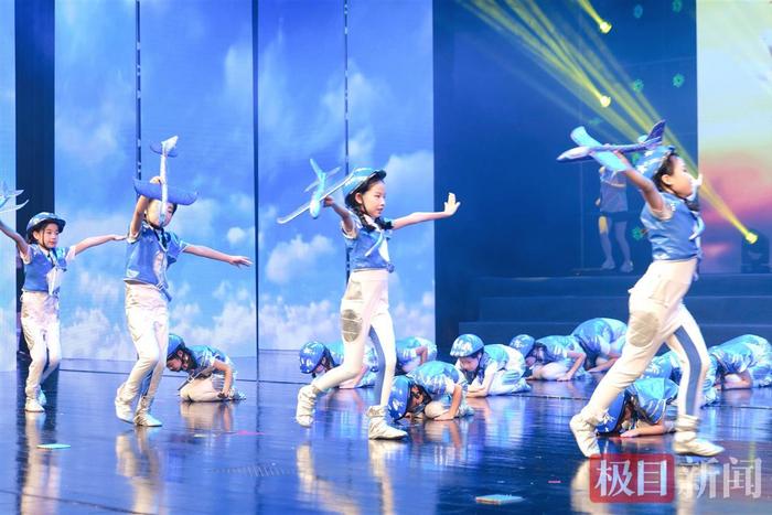 九游体育入口-700人奔向这里,阳光体育“趴”嗨翻天