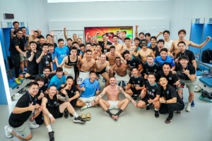 九游体育-团结一心，笑容与汗水同框