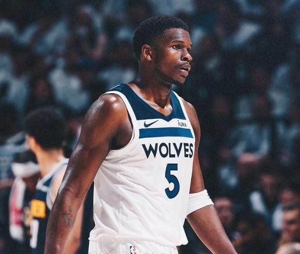 比分直播-歇了3分钟狼队被暴13分 爱德华兹砍44分独木难支