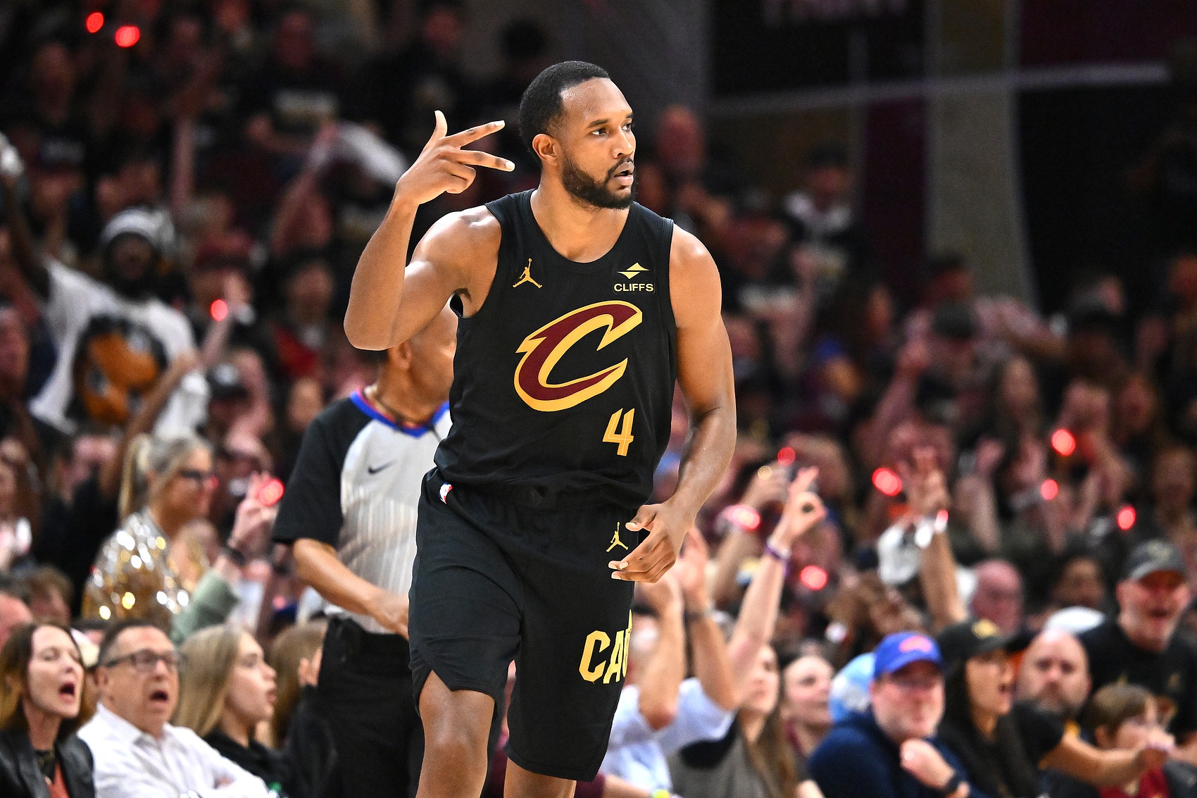 比分直播-不止做DPOY！队记：莫布里今夏提升了跳投技术 控球&amp;终结也有增强