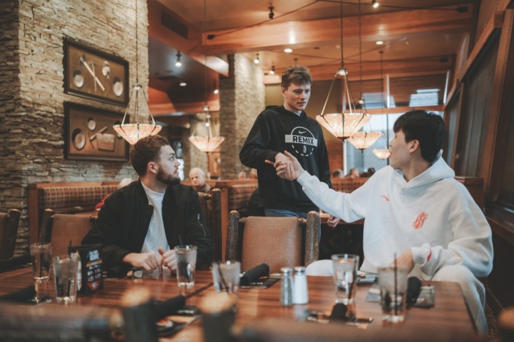 九游体育登录-其乐融融！杨瀚森上周末做东 请混音队全队聚餐🍽️