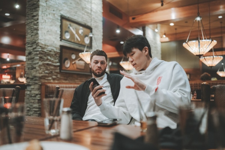 九游体育登录-其乐融融！杨瀚森上周末做东 请混音队全队聚餐🍽️